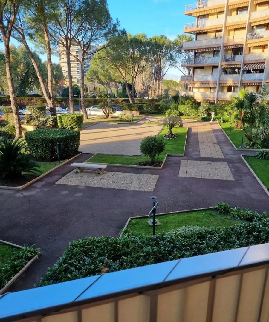 Joli Appartement En Residence Avec Piscine Et Gardien Mandelieu 0*,  França